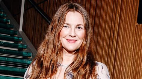 Drew Barrymore admits people have to warn her to back off。